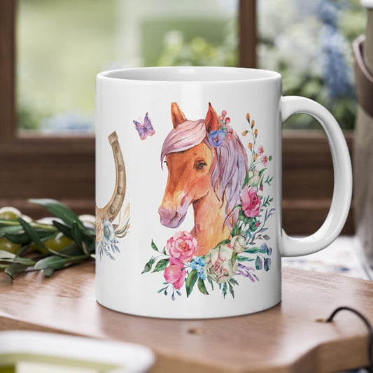 Weiße Kinder Keramiktasse mit Pferdemotiv links und rechts und Hufeisen in der Mitte, buntes Bild - von MorgenMood 