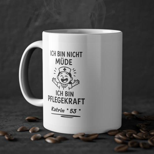 Personalisierte weiße Tasse mit lustigem Spruch " Ich bin nicht müde - ich bin Pflegekraft" Name und Alter - von MorgenMood